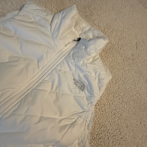 The North Face Women's White Quilted Vest - Picture 3 of 10